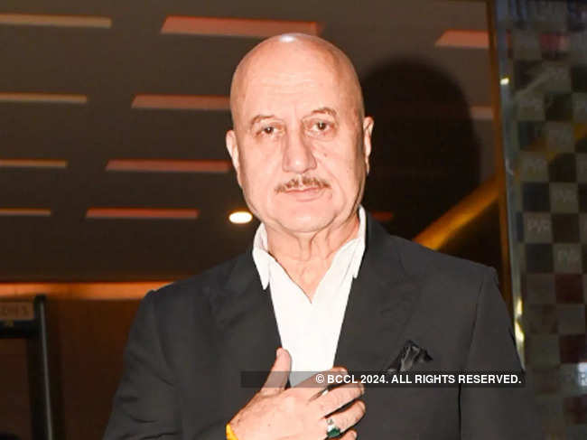Anupam Kher said that every time he coughs, his shoulder hurts.​