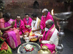 President Murmu pays obeisance at Baba Baidyanath temple in Jharkhand's Deoghar