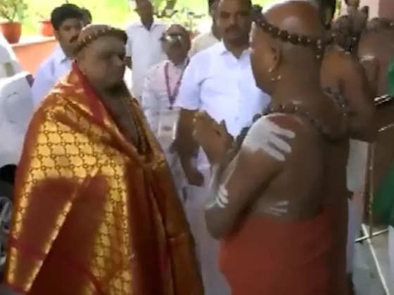 Sengol ceremony: Seers of Thiruvavaduthurai and Dharmapuram Adheenam arrive  in Delhi - The Economic Times Video | ET Now