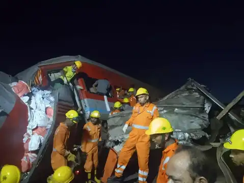 Pamban-Dhanuskodi passenger train washed away by cyclone