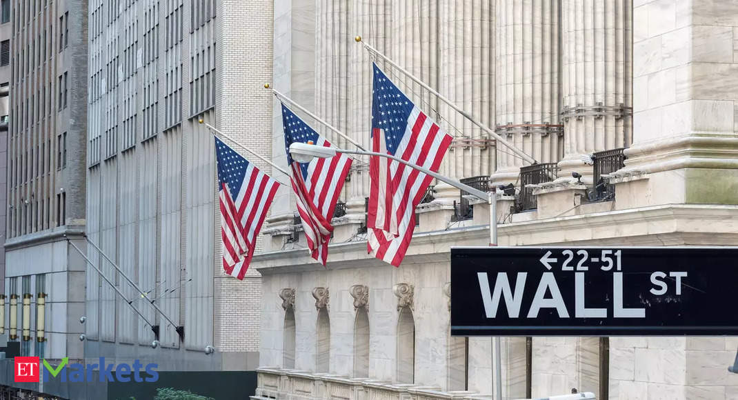 S&P 500, Nasdaq fall as tech shares give up gains