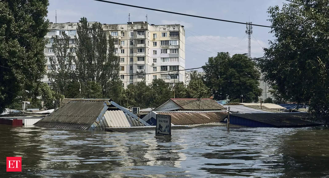 Ukraine: A dam collapses & thousands face deluge