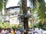 Air compressive coconut tree climbing machine