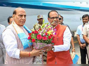 Bhopal: Defence Minister Rajnath Singh being welcomed by Madhya Pradesh Chief Mi...