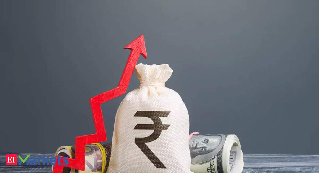 Read more about the article rupee vs dollar: Biggest Indian fund manager sees rupee climbing to 80/dollar by 2023 end