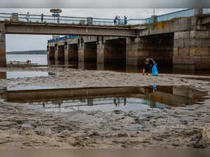 Water level in Dnipro river sharply dropped in Zaporizhzhia, after Kakhovka dam destruction