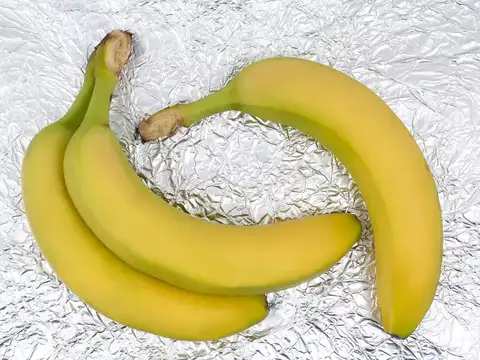 keep bananas fresh with plastic wrap