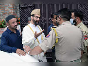 Srinagar, Aug 26 (AIN): Police personnel stop  Hurriyat chairman and Valleys chi...