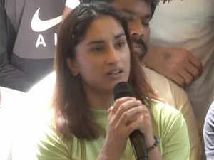 "Your brother leaked statements of women....": Vinesh Phogat accuses Yogeshwar Dutt of being "traitor" to wrestling