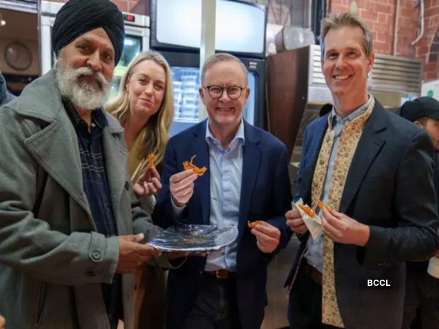 Australian PM Anthony Albanese explores Indian street food