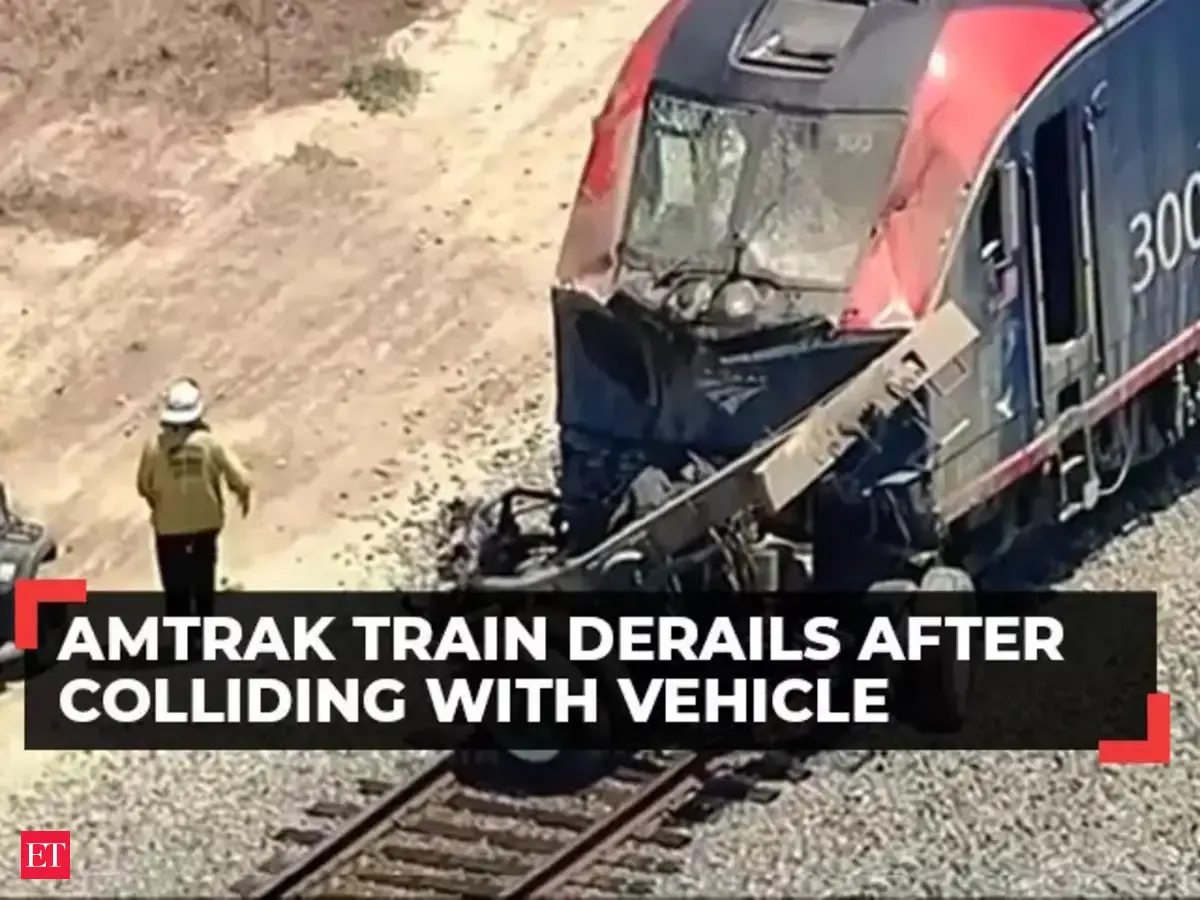 Amtrak train derails after colliding with vehicle in Southern ...