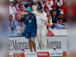 Ashes 2023: Nathan Lyon limps off the field after suffering right calf injury while fielding (ld)