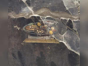 That's no pizza: A wall painting found in Pompeii doesn't depict Italy's iconic dish