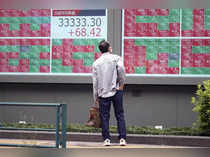 Asian stocks dip as investors seek rates clarity