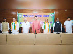 Bengaluru: BJP Karnataka incharge Arun Singh, Former CMs BS Yeddiyurappa, Basavaraj Bommai, DV Sadananda Gowda and BJP State President Nalin Kumar Kateel during the BJP MLAs meeting at Party office , in Bengaluru on Thursday June 08, 2023. (Photo:IANS)