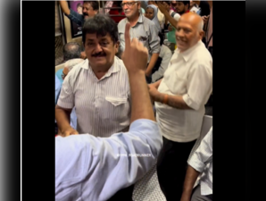 Video of middle-aged men dancing to 'Kaanta Laga' on an overcrowded local Mumbai train goes viral