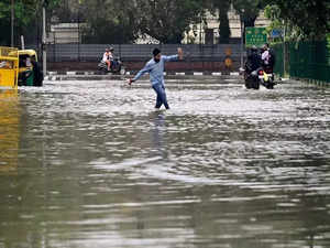 Heavy rains lashes Delhi, water-logging reported in several parts