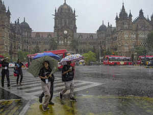 Mumbai wakes up to a sunny Monday morning