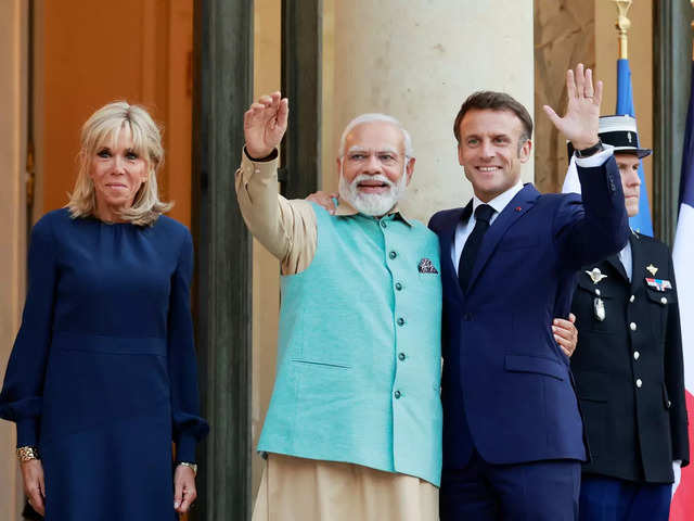 French President welcomes PM Modi