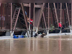 Flood hit people try to manage their livestocks as they take shelter ...