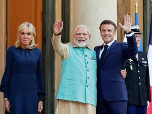 French President welcomes PM Modi