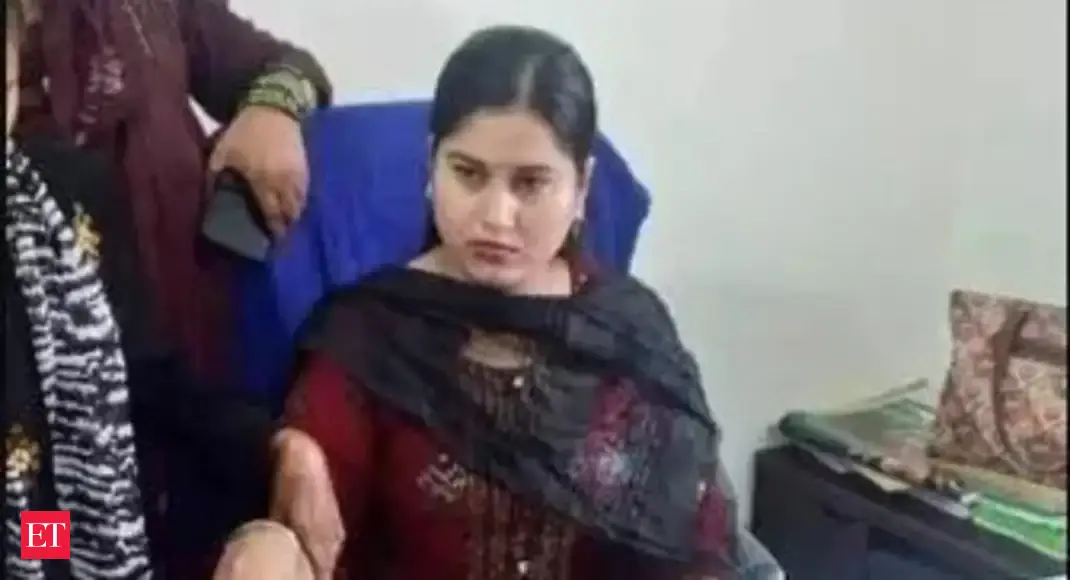 Jharkhand officer caught red handed taking bribe on her very first posting - Vimarsana News