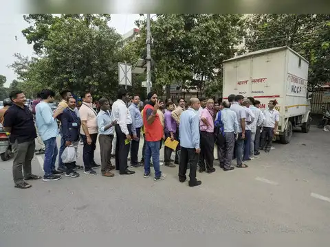 Mobile vans to sell tomatoes in Delhi NCR