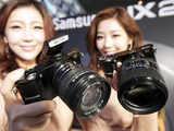 Samsung Electronics' new mirrorless cameras, the NX200