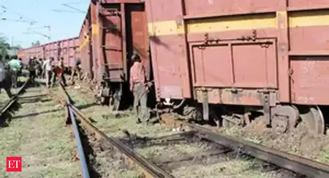 narsinghpur: Madhya Pradesh: Goods train derails in Narsinghpur district; no casualty, rail traffic restored after 10 hours - Vimarsana News