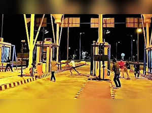 Raj Thackeray son held up at toll plaza, MNS workers go on rampage