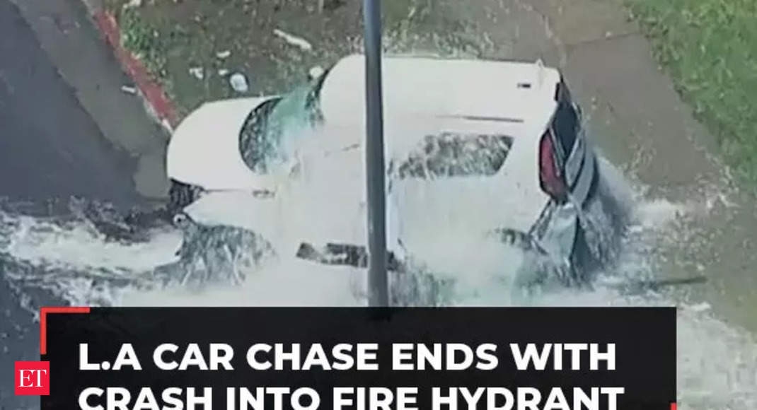 Los Angeles Car Chase Ends With Crash Into Fire Hydrant The Economic Times Video Et Tv 1546