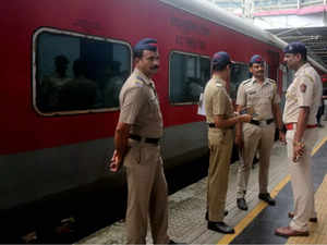mumbai firing in train