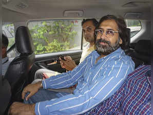 New Delhi: ED sleuths take businessman Dinesh Arora to the Rouse Avenue ED Court...