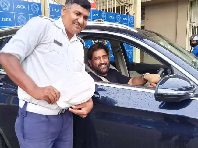 MS Dhoni's candid click with traffic cop wins over the internet (Image Source: Instagram/ @kushmahi7)