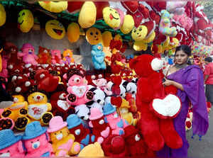 Kolkata: A woman takes a look at a soft toy to buy from a gift shop ahead of Valentines Day, in Kolkata on Feb.10, 2023. (Photo: Kuntal Chakrabarty/IANS)