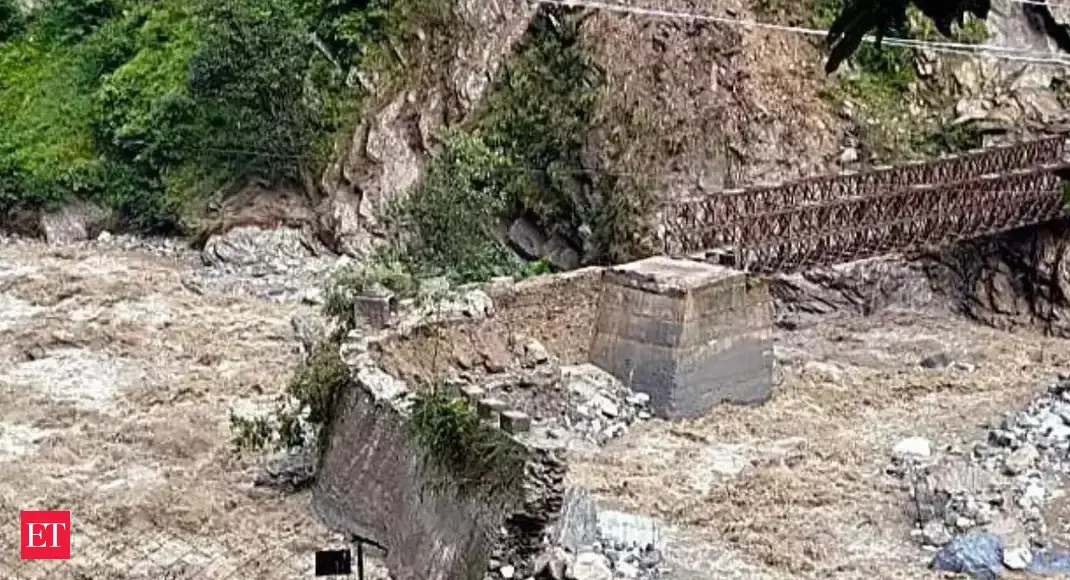 himachal pradesh: Himachal: Giri river in spate, floods nearby residential areas after cloudburst in Sirmaur - Vimarsana News