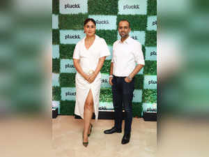 Kareena Kapoor Khan as a Brand Amabassador and  Investor of Pluckk along with Pluckk CEO and Co Founder, Pratik Gupta (1)