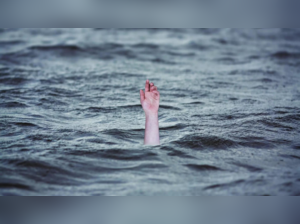 Three drown as onlookers film it, cry 'save them'