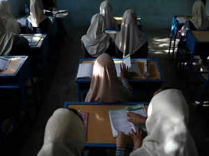 Afghanistan: Girls, women demand reopening educational institutes for them
