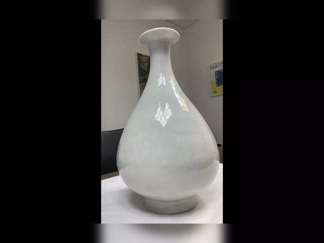 British and Swiss police break up a crime ring and recover a valuable Ming vase in a sting operation