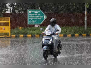 Delhi-NCR receive moderate rain, showers likely to continue today