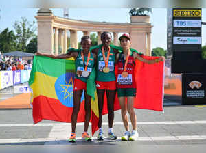 Gold medallist Ethiopia's Amane Beriso Shankule poses with silver medallist Ethiopia's Gotytom Gebreslase (L) and bronze medallist Morocco's Fatima Ezzahra Gardadi (R) after the women's marathon final during the World Athletics Championships in Budapest on August 26, 2023.  (Photo by ANDREJ ISAKOVIC / AFP)