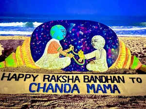 On Raksha Bandhan, sand artist Sudarshan Pattnaik creates touching tribute to Chandrayaan-3