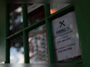 US unemployment claims applications fall