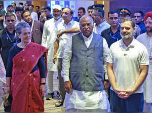 Mumbai, Sep 01 (ANI): Congress national president Mallikarjun Kharge with party ...