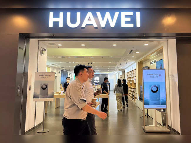 Advertisements for Huawei Mate 60 in Beijing