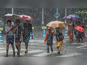 Met spies heavy rain in Kolkata, districts