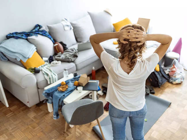 messy-home-anxious_iStock