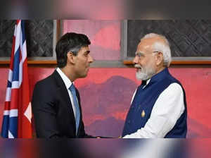 ​UK PM Rishi Sunak (L) with Indian PM Narendra Modi