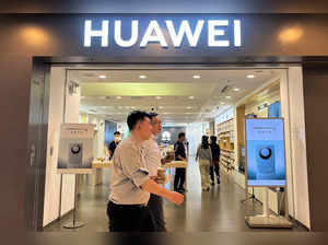 Advertisements for Huawei Mate 60 in Beijing